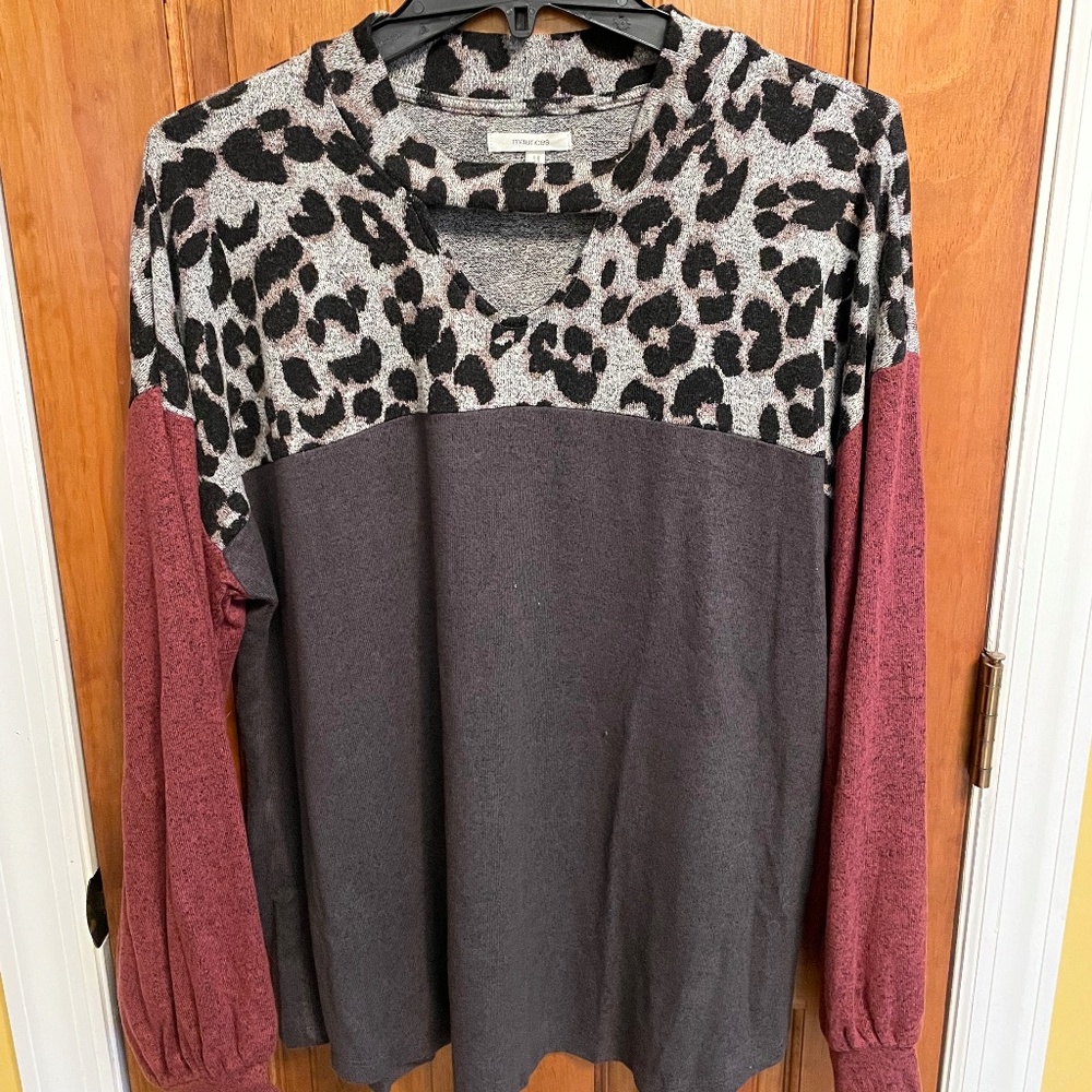 Maurice’s sweater size XL